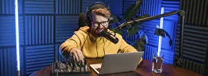 Male Radio Host Drucke: Banner Junger lachelnder mannlicher Radiomoderator