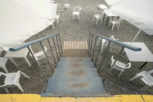 Deserted Coast Drucke: Bar on the beach. White chairs