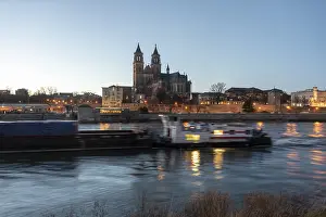 Eastern European Sacred Building Drucke: Barge, behind it the cathedral