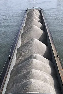 Bilder Datiert 19. März 2024: Schiff mit Sand