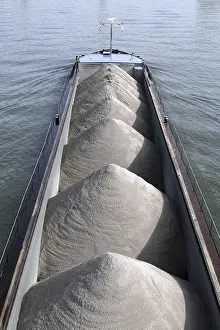 Bilder Datiert 19. März 2024: Barge sand