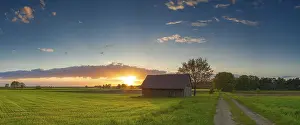 Neustadt Am Rubenberge Germany Drucke: Barn in a meadow by the wayside in the sunset