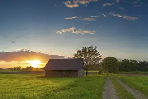 Sunset In Lower Saxony Drucke: Barn in a meadow by the wayside in the sunset
