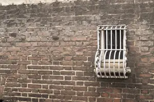 Bilder Datiert 17. August 2024: Gefängnisfenster in einer Ziegelmauer.