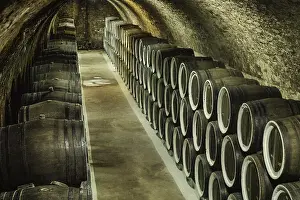 Wine Barrel Storage Drucke: Barrel filled with wine in a stack in a wine cellar