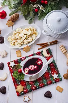 Polish Beetroot Soup Drucke: Barszcz (beetroot soup) with small pierogi