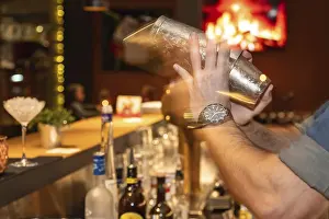 Empty Bar Scene Drucke: Bartender drink mixing