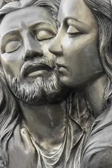 Drucke von Bronzener Basrelief, der die Pity von Michelangelo darstellt. Gesichter der heiligen Maria Mutter und Jesus Christus nach der Kreuzigung Michelangelo Buonarroti Drucke: Bas-relief in Bronze darstellend Die Pity von Michelangelo.