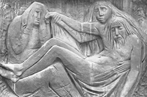 Drucke von Bas-relief, das die Pity von Michelangelo darstellt. Heilige Maria Mutter und Jesus Christus nach der Kreuzigung. Es kann für Konzepte und Ereignisse verwendet werden Michelangelo Buonarroti Drucke: Bas-relief darstellend die Mitleid von Michelangelo.