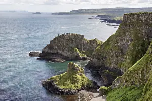 Steep Rocky Shoreline Europe Drucke: Basalt cliffs along Causeway Coast
