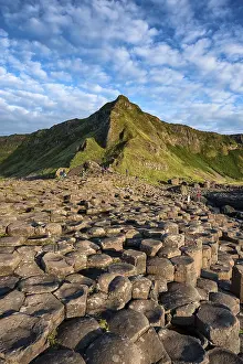 Northern Ireland Landscape Drucke: Basalt columns by the coast at sunset
