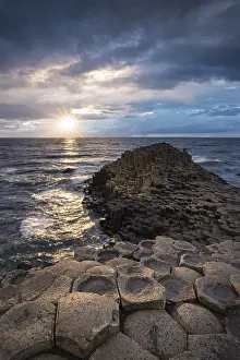 Northern Ireland Landscape Drucke: Basalt columns by the coast at sunset