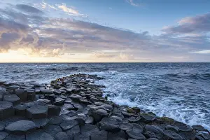 Irish Coastal Scenery Drucke: Basalt columns by the coast at sunset