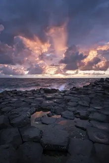 County Antrim Scenery Drucke: Basalt columns by the coast at sunset