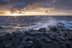 Irish Coastal Landscape Photography Drucke: Basalt columns by the coast at sunset