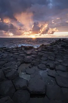 Irish Coastline Scenery Drucke: Basalt columns by the coast at sunset
