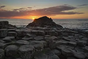 UNESCO World Heritage Sites UK Drucke: Basalt columns by the coast at sunset