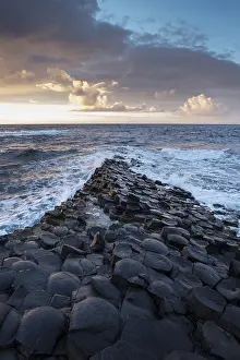 Northern Ireland Photography Drucke: Basalt columns by the coast at sunset
