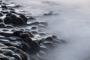 County Antrim Coastline Drucke: Basalt columns, surrounded by seawater