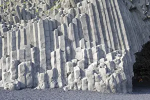 Southern Iceland Beaches Drucke: Basalt formations on a dark beach