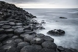 Atlantic Ocean Waves Drucke: Basaltic rocks on the shore with waves