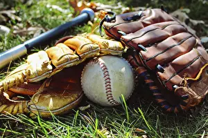 Deserted Baseball Field Drucke: Baseball and gloves on grass with a bat