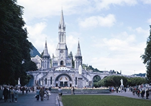 Vintage Styled Travel Images Drucke: Basilica of the Immaculate Conception, Lourdes, France 1973