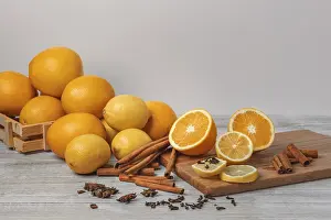 Bright Background Copy Space Drucke: Basket with oranges and lemons