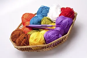 Handicraft Background Drucke: Basket with thread and balls for knitting as a background