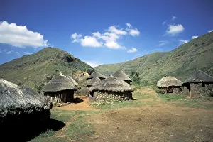 Drucke von In den Bergen von Lesotho stehen traditionelle Basotho-Hütten, die ein Zeugnis der kulturellen Vielfalt und des ländlichen Lebensstils sind Lesotho Drucke: Basotho-Hütten in Lesotho