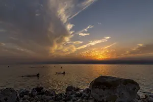 Drucke von Badende am Sonnenuntergang mit Wolken, Sowayma, Toten Meer, Jordanien Totes Meer Drucke: Badende am Sonnenuntergang mit Wolken, Sowayma.
