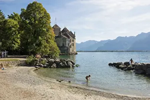 Lake Geneva Switzerland Drucke: Bathing beach, Chateau de Chillon