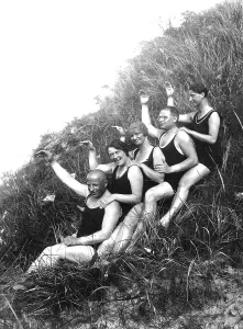 Beach Vacation In Northern Germany Drucke: Bathing group, five sat in the dunes and raise their hands