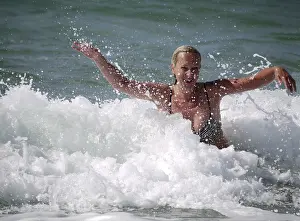 Woman In Bikini Drucke: Bathing in the surf