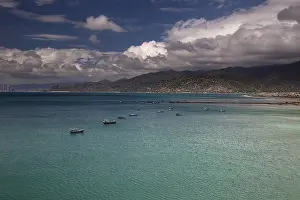 Vietnam Coastal Scenery Drucke: Bay, dark clouds over the mountains
