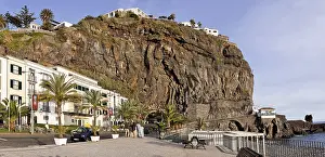 European Cityscape Drucke: The bay is surrounded by cliffs