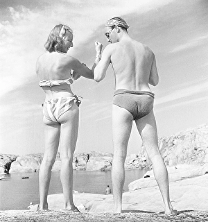 Scandinavian Beach Scene Drucke: On the beach in the 1940s