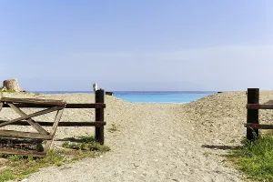 Gerahmter Druck : Strandzugang, sandiger Pfad mit Zaun. Gerahmter Druck : Strandzugang, sandiger Pfad mit Zaun.