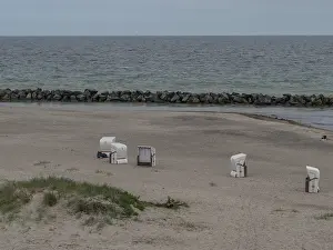 Deserted Baltic Sea Beach Drucke: An empty beach with a few beach chairs