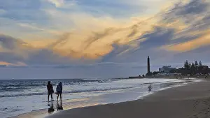 Evening Light In Spain Drucke: Beach, two beachgoers from behind