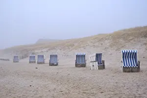 Empty Sandy Ocean Beach Drucke: Empty beach chairs on a sandy beach
