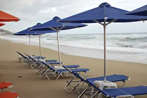 Deserted Beach Chairs Drucke: Beach chairs and umbrellas on beach