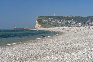 Steep European Coastline Drucke: Beach and cliffs of Fecamp