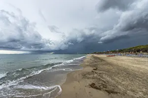 Gloomy Sky Drucke: Empty beach, dramatic, gloomy sky
