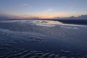 Evening Light On The Shore Drucke: Beach in the evening after sunset