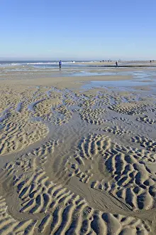 Undulating Sand Ripples Drucke: Beach at low tide with wave-like pattern