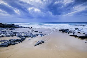 Long Exposure Water Photography Drucke: Beach with stones, waves and clouds