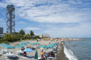 Coastal Relaxation Drucke: Beach with many visitors under umbrellas