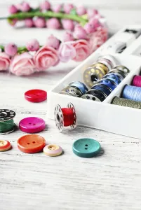Handicraft Accessories Drucke: Beads, thread and bobbins for needlework