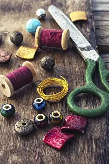 Needlework Tools Drucke: Beads, thread, wire and tools for needlework on the old wooden background